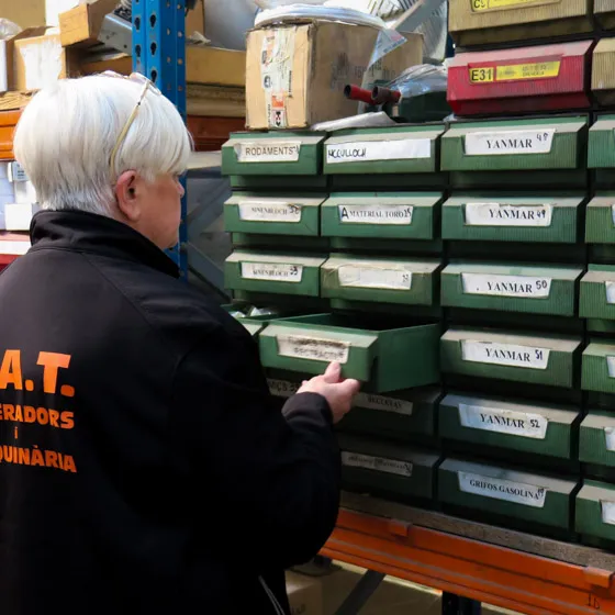 Adminsitrativa gestionando cajas