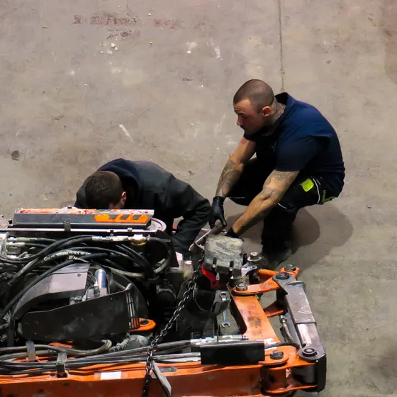 Operarios arreglando motor